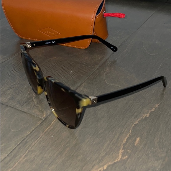 Fossil Women’s Billie Butterfly sunglasses - Picture 3 of 5